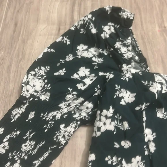 I don’t like it. I paid $65, selling for $35 or best offer. Never been worn. - Picture 3 of 6